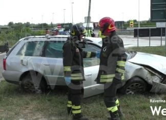 Vettura decolla e cappotta all’ingresso dell’autogrill: 3 persone ferite, grave una donna