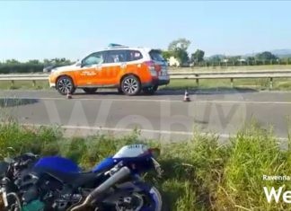 Scontro fra auto e moto lungo la via Emilia: centauro ricoverato in gravi condizioni al Bufalini