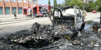 A fuoco un camper nel piazzale del supermercato Famila, a bordo non c’era nessuno