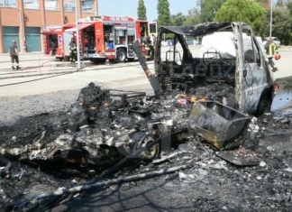 A fuoco un camper nel piazzale del supermercato Famila, a bordo non c’era nessuno