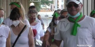 I negozianti di via Bassano del Grappa ballano per lanciare un segnale di presenza e di speranza alla città