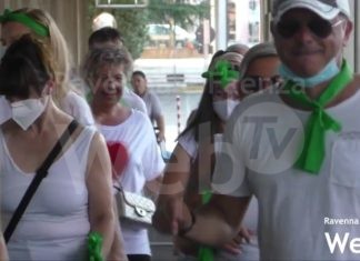 I negozianti di via Bassano del Grappa ballano per lanciare un segnale di presenza e di speranza alla città