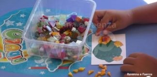 Torna anche nell’estate 2020 il progetto “Mosaico in tour” che porta al mare le tessere colorate dei mosaici per far divertire bambini e genitori