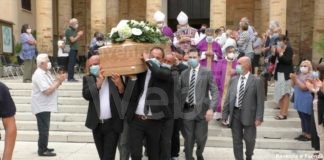 Un lungo applauso per salutare don Ugo Salvatori