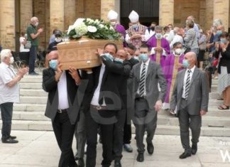 Un lungo applauso per salutare don Ugo Salvatori