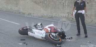 Schianto contro un furgone: motociclista ricoverato al Bufalini in gravi condizioni