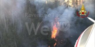Casola Valsenio incendio di grandi dimensioni nel bosco, i vigili del Fuoco al lavoro per contenere l’incendio