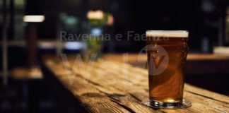 Prende una sedia dal bar dove aveva già offeso il gestore, arrestato uomo con precedenti