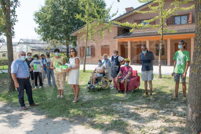 La consegna delle borracce