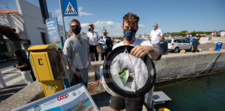 Un cestino mangiaplastica nella darsena pescherecci di Marina di Ravenna