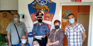 I carabinieri aiutano una fan ad incontrare Laura Pausini