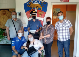 I carabinieri aiutano una fan ad incontrare Laura Pausini