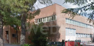 Elezioni: candidata distribuisce penne agli studenti davanti alle scuole in barba alle norme anti covid. È polemica