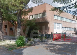 Elezioni: candidata distribuisce penne agli studenti davanti alle scuole in barba alle norme anti covid. È polemica