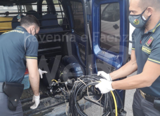 Sorpresi al porto a pescare vongole illegalmente: tre persone denunciate e 60kg di pescato sotto sequestro