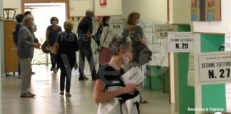 Elezioni: tante persone a votare fin dalla prima mattina