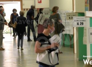 Elezioni: tante persone a votare fin dalla prima mattina
