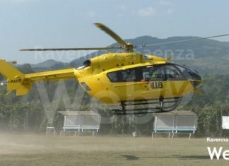 Cade e sbatte violentemente contro un furgone: trasportato in elicottero al Bufalini