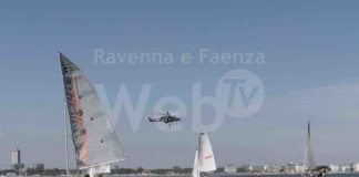 Un elicottero dell’Aeronautica Militare ha simulato il recupero di un naufrago durante i corsi di Scuola Vela del Circolo