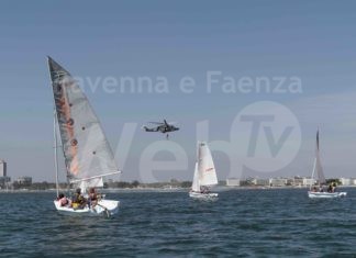 Un elicottero dell’Aeronautica Militare ha simulato il recupero di un naufrago durante i corsi di Scuola Vela del Circolo