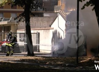 Auto prende improvvisamente fuoco: paura in Piazza Caduti sul Lavoro