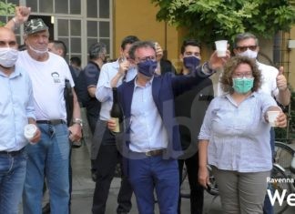 Massimo Isola è il nuovo sindaco di Faenza. Festeggia la coalizione di centrosinistra