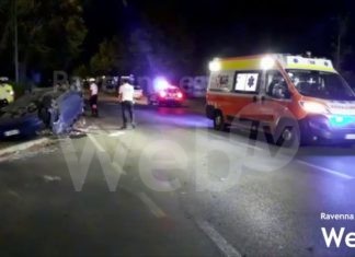 Schianto fra due auto in via Fornarina: tre feriti, grave un ragazzo