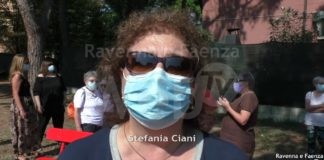 Una panchina rossa in via Calamelli