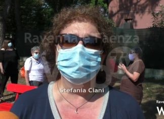 Una panchina rossa in via Calamelli