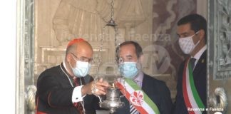 Ravenna e le città dantesche ricordano l’anniversario di Dante: acceso l’olio nella tomba del Sommo Poeta