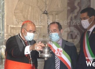 Ravenna e le città dantesche ricordano l’anniversario di Dante: acceso l’olio nella tomba del Sommo Poeta