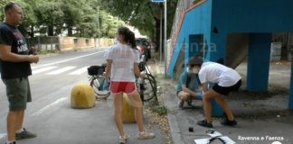 Un dinosauro sotto il cavalcaferrovia. Street art realizzata dai ragazzi di Lavori in Unione