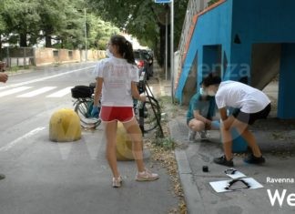 Un dinosauro sotto il cavalcaferrovia. Street art realizzata dai ragazzi di Lavori in Unione