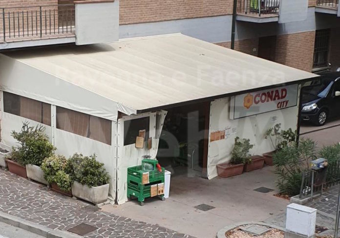 vista negozio da fuori alto