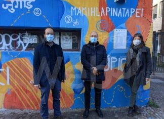 Inaugurata una targa sul murale in via Carducci realizzato dalle magliette gialle