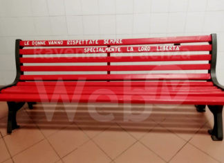 Due panchine rosse a Russi contro la violenza sulle donne