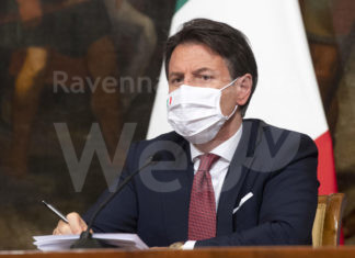 La nuova stretta: stop a sport dilettanti di squadra, rinvio di 7 giorni per palestre e piscine. Le scuole rimangono aperte