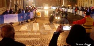 Giovedì sera il passaggio della Mille Miglia a Ravenna: molti i curiosi in centro