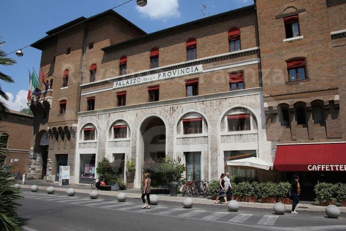 Ravenna,_palazzo_della_Provincia_(01)