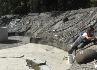 Al via il cantiere scuola per restaurare la fontana a mosaico all’interno del Parco della Pace