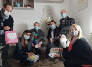 Linea Rosa riceve le mascherine “giallo solidale” cucite a mano dai ragazzi di Lavori in Comune