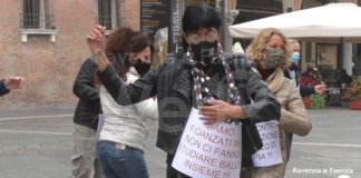 Il virus ferma i balli di coppia, anche con congiunti: le scuole di danza scendono in piazza