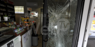 Furto nella notte al bar del distributore: i ladri distruggono la porta e rubano sigarette e valori bollati