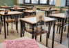 Attaccano le loro foto sui banchi per non fare sentire soli i professori durante la didattica a distanza