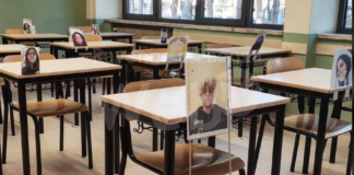 Attaccano le loro foto sui banchi per non fare sentire soli i professori durante la didattica a distanza