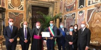 Dopo la benedizione del Papa, la croce di Paolo VI torna nella Tomba di Dante