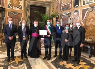 Dopo la benedizione del Papa, la croce di Paolo VI torna nella Tomba di Dante