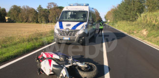 Sbanda e rovina sull’asfalto: motociclista ricoverato al Bufalini