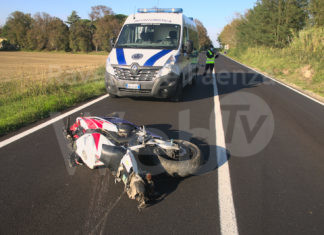 Sbanda e rovina sull’asfalto: motociclista ricoverato al Bufalini