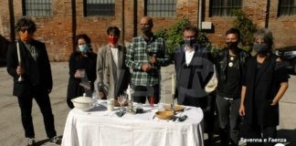 Il Distretto A festeggia 10 anni con una cena lungo via Croce: tovaglie e coperti si portano da casa